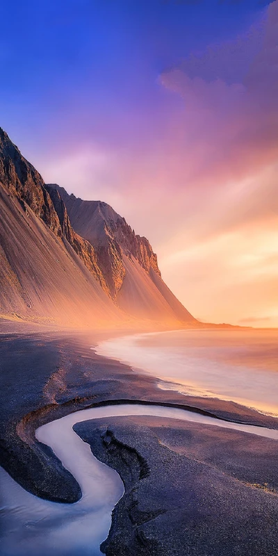 Pôr do sol de verão sobre uma paisagem costeira serena