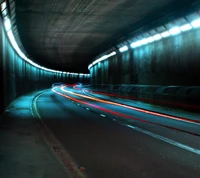 Tunnel illuminé avec des traînées de lumière