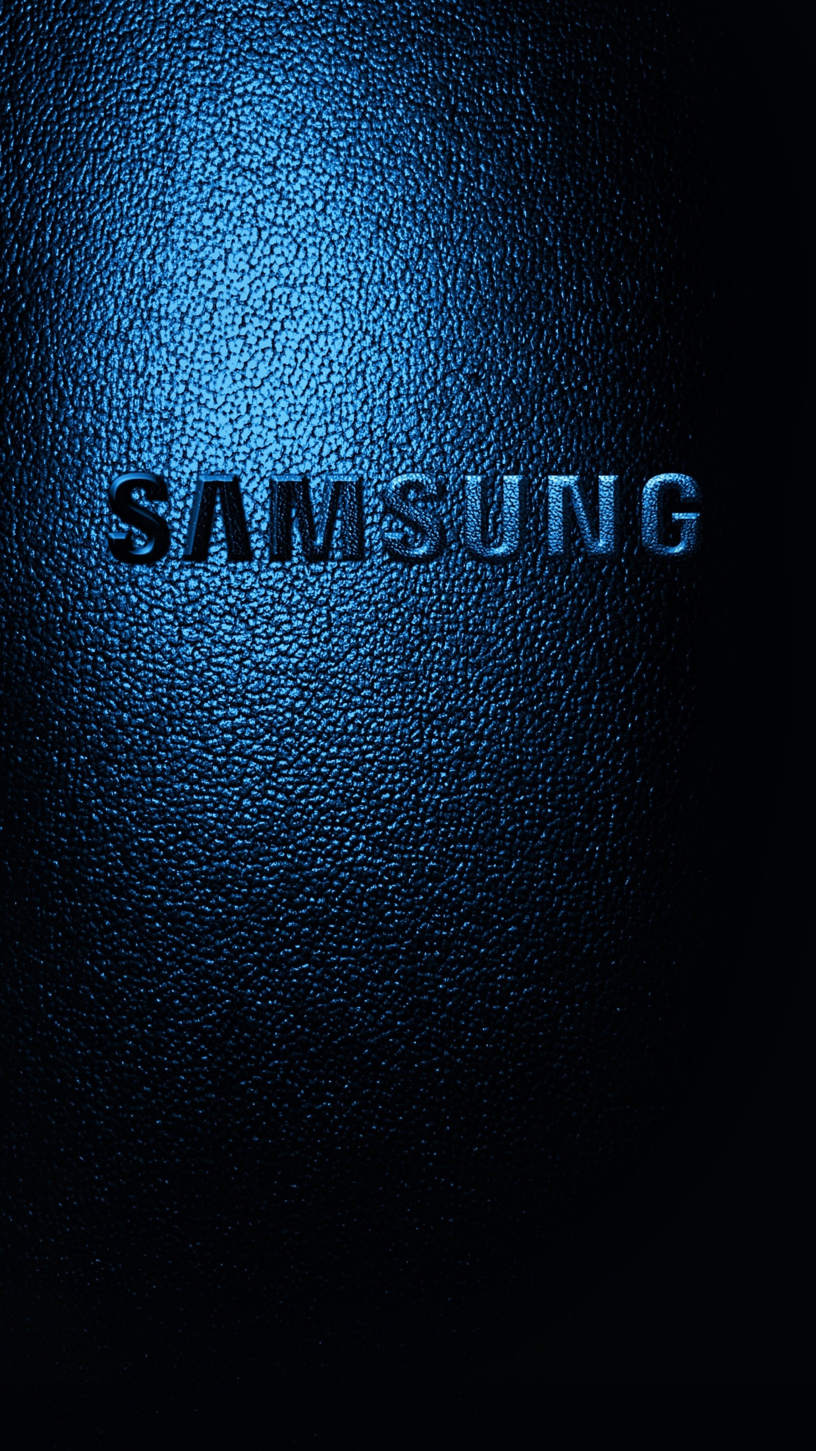 Nahaufnahme des samsung-logos auf einer schwarzen oberfläche (abstrakt, hintergrund, schwarz, cover, leder)