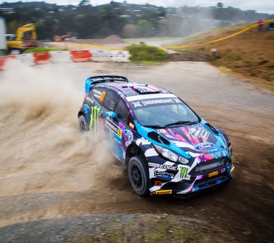 Ken Block avec Ford Fiesta rallye à travers la poussière lors de l'événement Fiesta