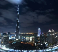 Burj Khalifa, beleuchtet gegen einen Nachthimmel