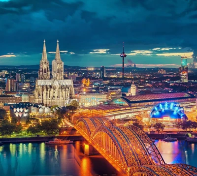 O icônico horizonte de Colônia: Uma vista noturna da catedral e da ponte