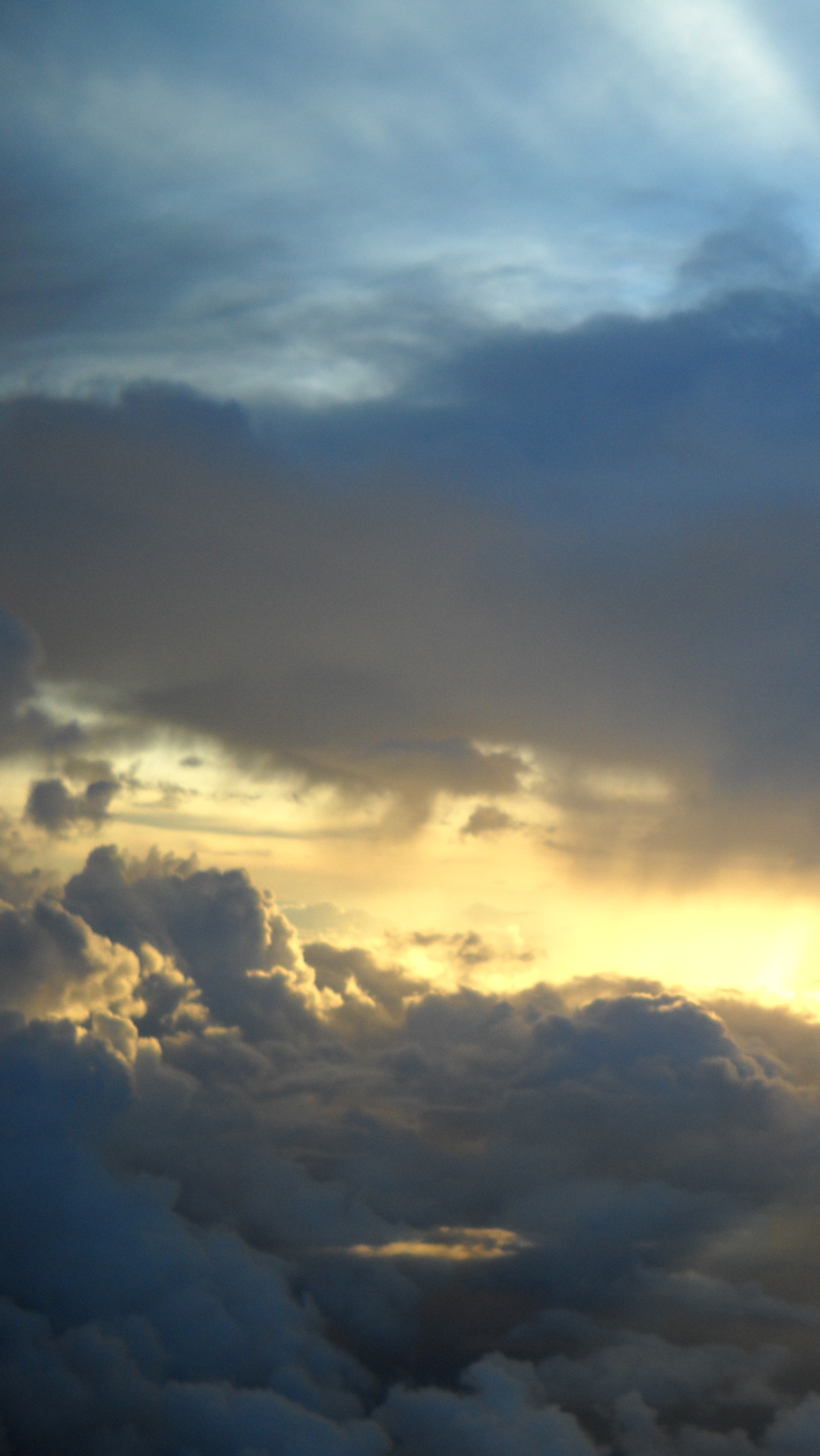 Vue aérienne d'un avion volant à travers les nuages au coucher du soleil (beau, nuages, ciel, soleil, coucher de soleil)