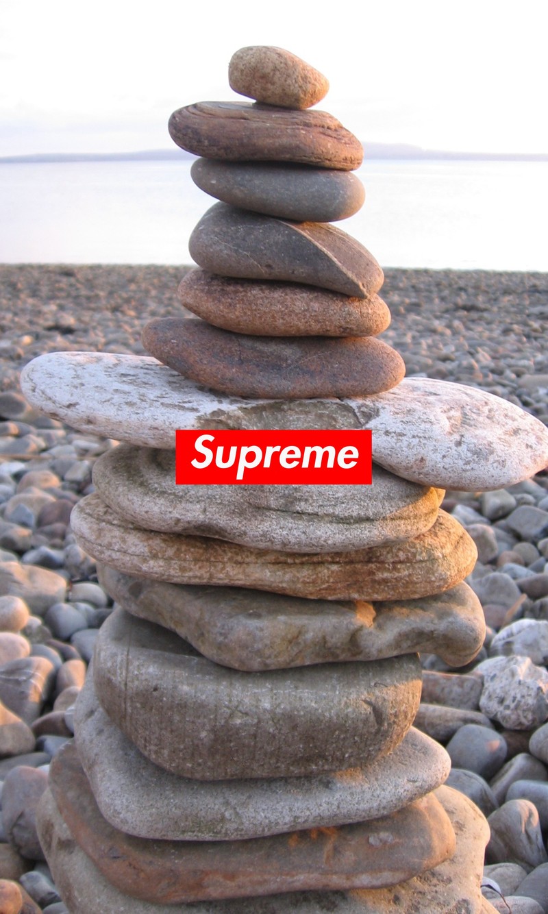 Куча камней с коробкой supreme сверху (фонды supreme, supreme, обои supreme)