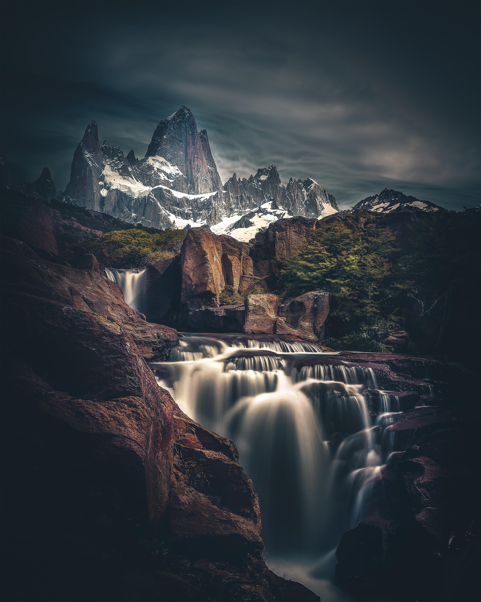 Uma vista de uma cachoeira com uma montanha ao fundo (chile, floresta, flúmen, cachoeiras)