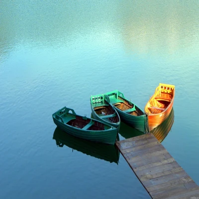 Quai serein avec des bateaux colorés sur une eau calme