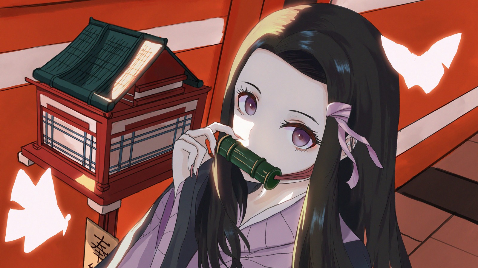 Anime-mädchen mit langen schwarzen haaren, das ein grünes objekt vor einem roten gebäude hält (nezuko kamado, kimetsu no yaiba, anime, dämonentöter kimetsu no yaiba, demon slayer kimetsu no yaiba)