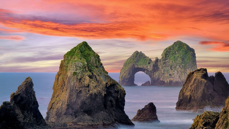 Вид на группу камней в океане на закате (mack arch rock, скальные образования, тихоокеанское побережье, береговая линия, орегон)