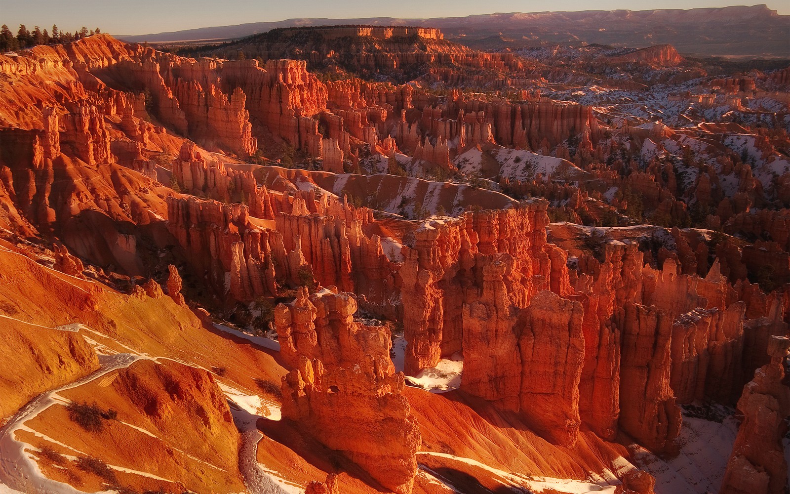 Araffe canyon in the winter with snow on the ground (bryce canyon national park, national park, canyon, badlands, formation)