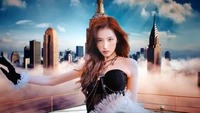 Minatozaki Sana dans une pose frappante contre un fond de skyline, montrant son charisme et son style en tant que membre du groupe K-pop TWICE.