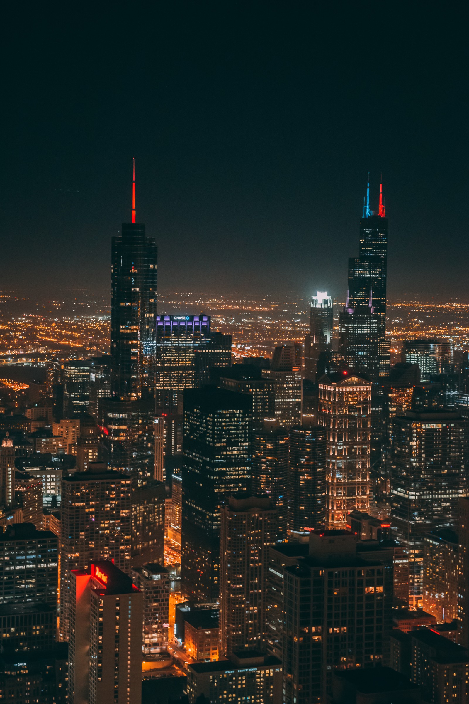 Vista aérea de una ciudad de noche con muchas luces (noche, metrópolis, panorama, área urbana, ciudad)