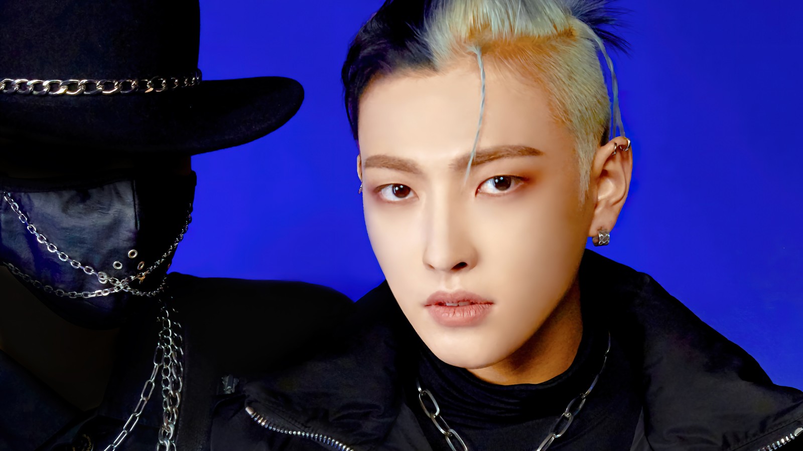 Primer plano de una persona con sombrero y chaqueta (ateez, 에이티즈, kpop, k pop, grupo de chicos coreano)