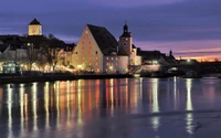 Reflexão noturna da Catedral de Dresden e da cidade à beira do caminho aquático