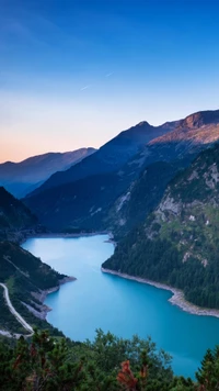 Águas azuis refletindo os majestosos Alpes ao anoitecer