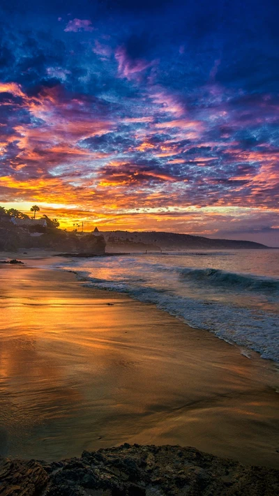 Coucher de soleil vibrant sur une plage au bord d'une côte tranquille