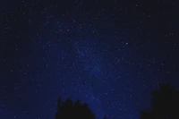 Céu noturno estrelado com atmosfera azul elétrica