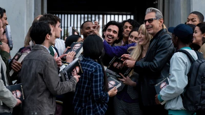 Jeff Goldblum dans le rôle du Dr Ian Malcolm entouré de fans enthousiastes dans une scène de "Jurassic World Dominion" (2022).