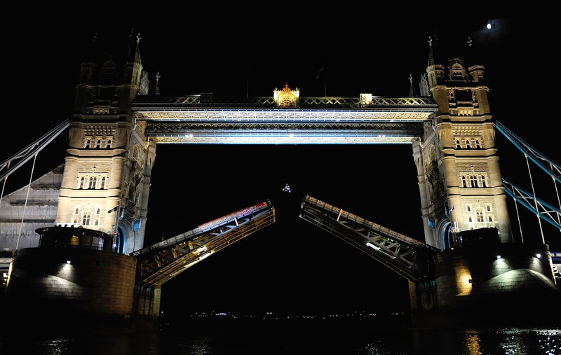 Арочный мост с проходящим поездом ночью (tower bridge, лондонская башня, фристайл мотокросс, ночь, архитектура)