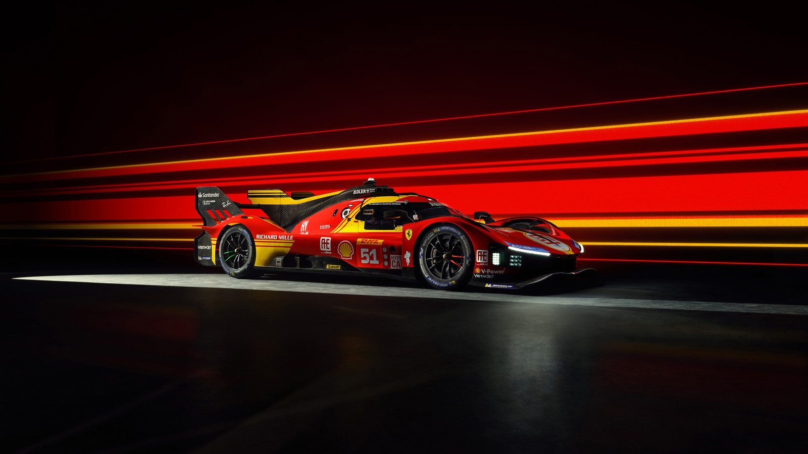 Um carro de corrida vermelho e amarelo dirigindo em uma pista com desfoque de movimento (ferrari 499p, 8k, estética sombria, 5k, le mans hypercar)