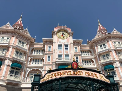 Entrada de Disneyland Park con arquitectura clásica y torre del reloj icónica