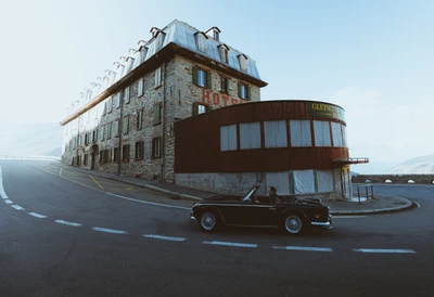 Voiture vintage classique devant un charmant hôtel historique