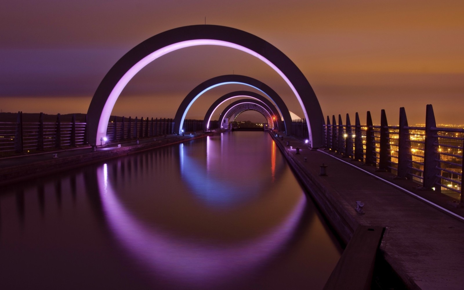 Lade wasser, brücke, lila, licht, nacht Hintergrund herunter