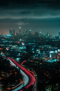 Paisagem urbana noturna vibrante com arranha-céus e trilhas de luz