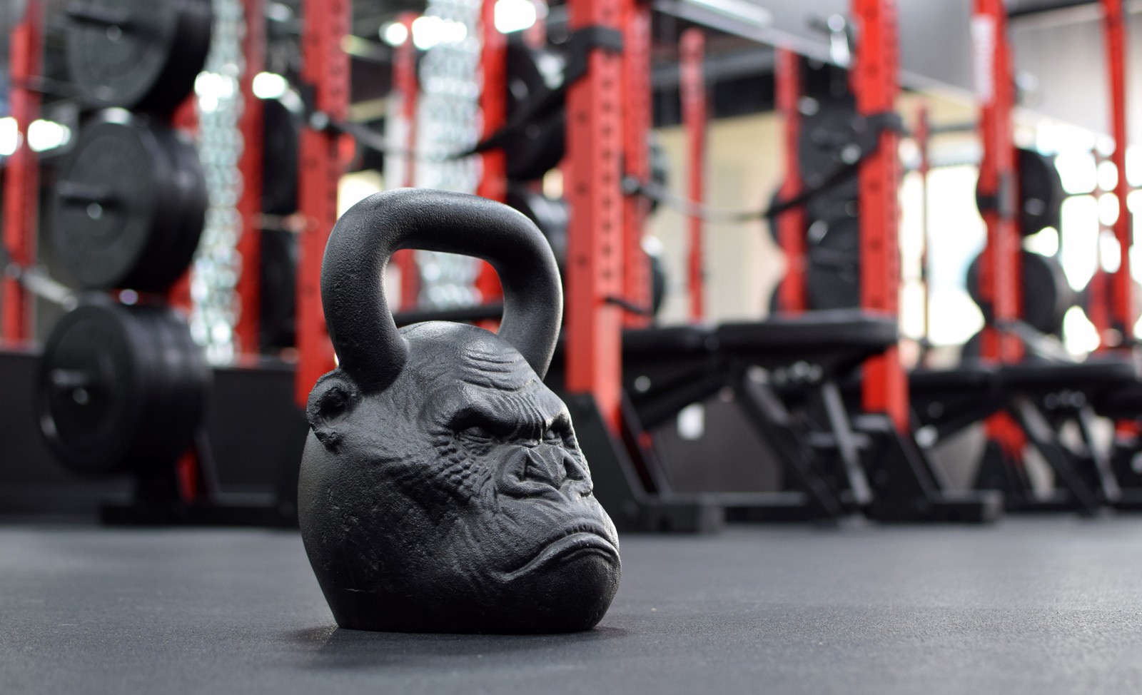 Una pesa rusa con una cara en el gimnasio (crossfit, centro de fitness, pesas, kettlebell, equipos de ejercicio)