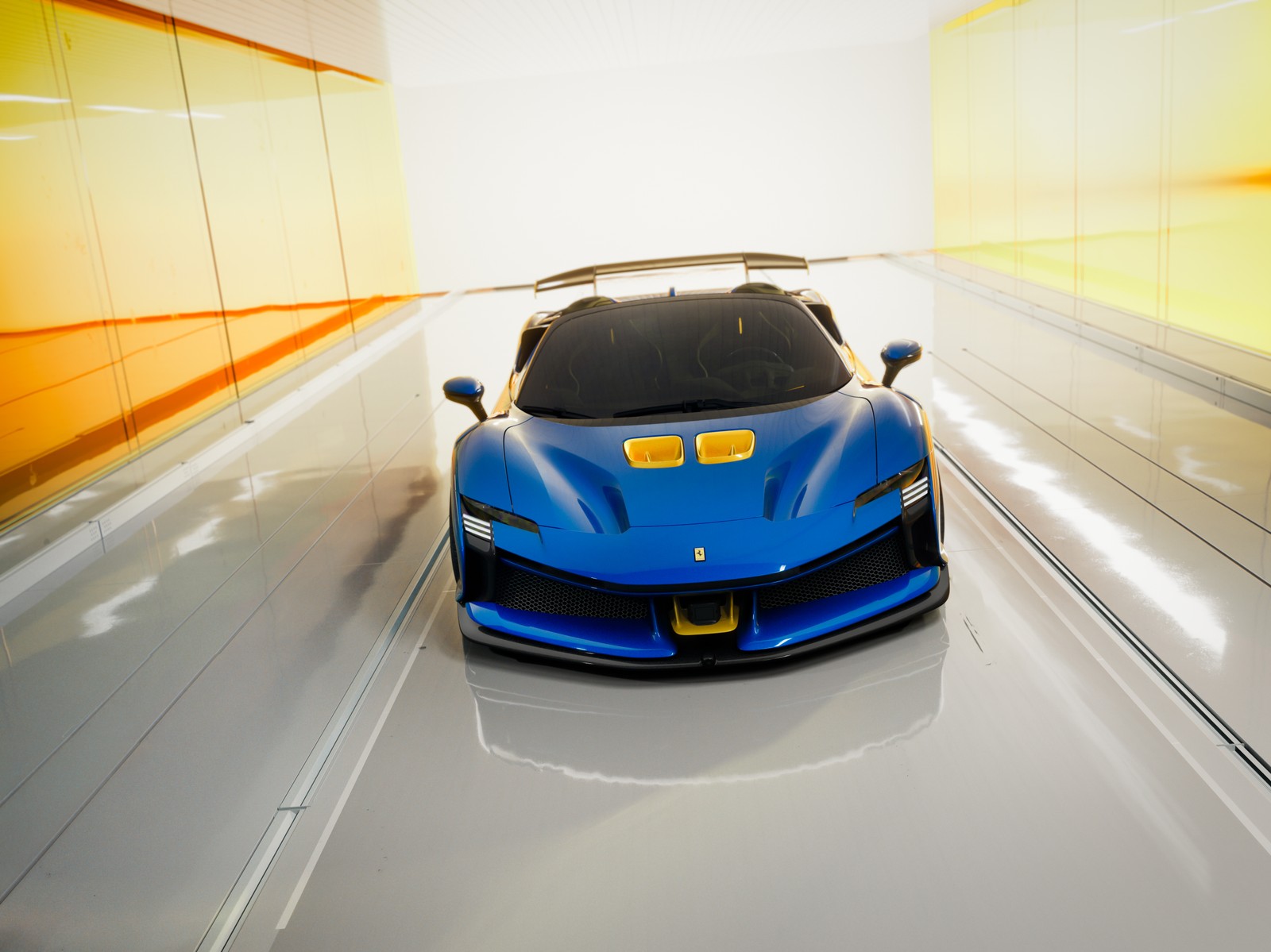 Um carro esportivo árabe azul dirigindo por um túnel com uma luz amarela brilhante (ferrari sf90 xx spider, 2023, 5k, carros, papel de parede 4k)