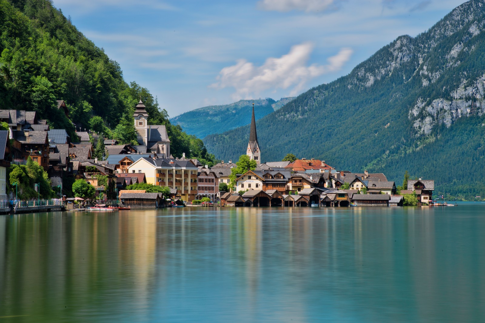 Vista de uma cidade em um lago com montanhas ao fundo (hallstatt, paisagem natural, natureza, água, lago)