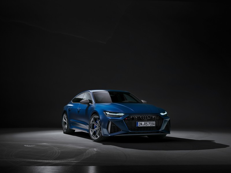 Новый седан audi rs4 показан в темной комнате (audi rs 7 sportback производительность, тёмный фон, 5k, черный темный, машины)