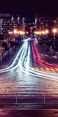 Infrastructure urbaine nocturne avec éclairage automobile dynamique