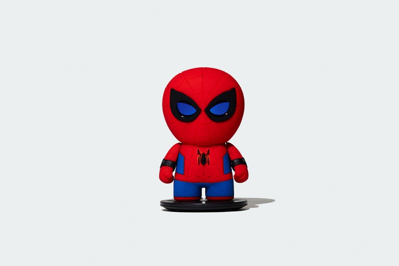 Um close de uma figura do homem-aranha sobre uma superfície branca (spider man, super herói, arte, minimalismo, figurinha)