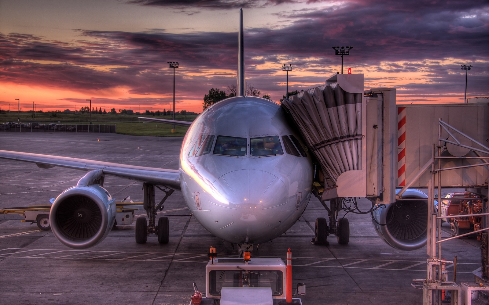 Flugzeug parkt am gate eines flughafens mit einer ladebrücke (luftfahrt, luftreise, fluggesellschaft, passagierflugzeug, luft und raumfahrttechnik)