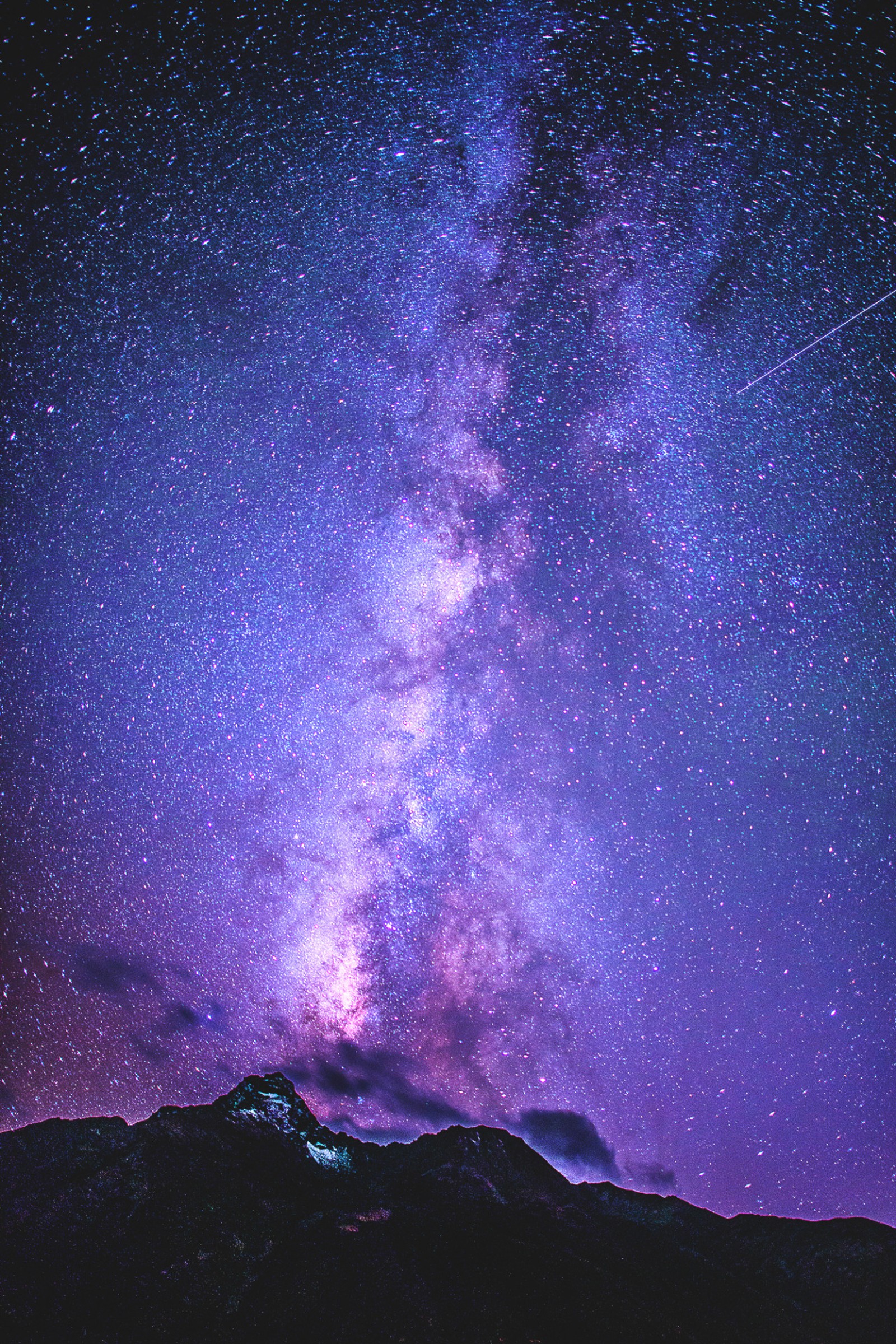 Céu noturno estrelado com um avião voando sobre uma montanha (roxo, galáxia, objeto astronômico, noite, estrela)