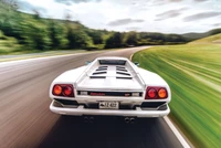 Lamborghini Diablo en movimiento en una pista escénica