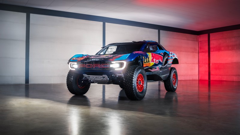 Близкий план грузовика red bull в гараже (ford raptor t1, 2024, 5k, 8k, раллийные машины)