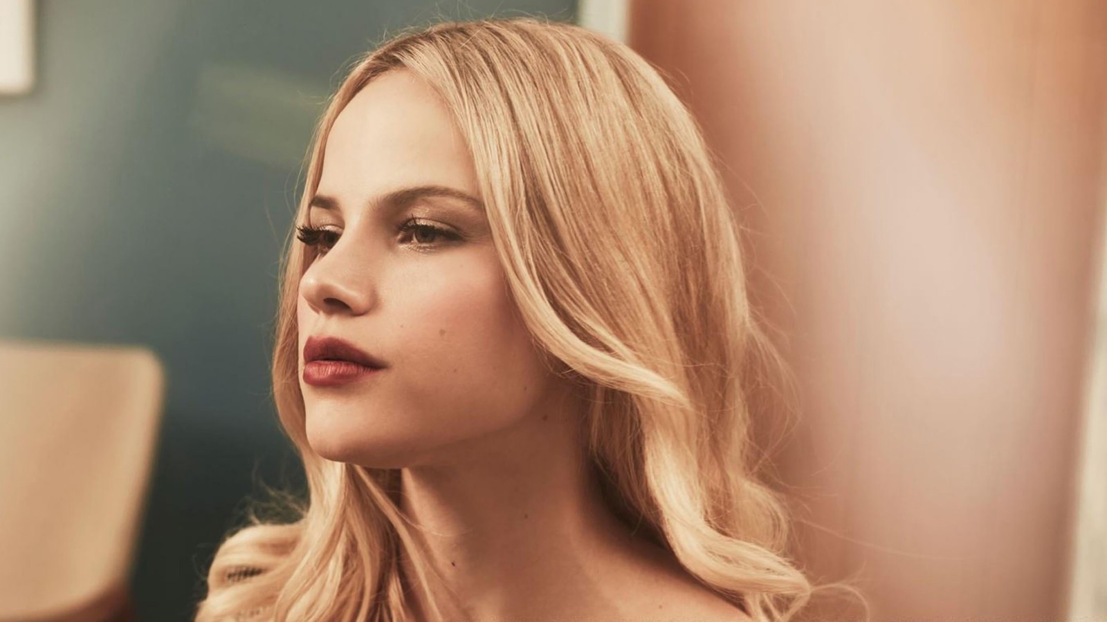 Eine nahaufnahme einer frau mit langen blonden haaren und einem schwarzen kleid (halston sage, prominente, schauspielerin, blond, mädchen)