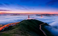 Pont du Golden Gate émergeant de la brume au lever du soleil