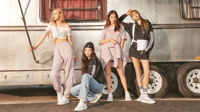 BLACKPINK: Stylische urbane Vibes mit Rose, Jennie, Jisoo und Lisa