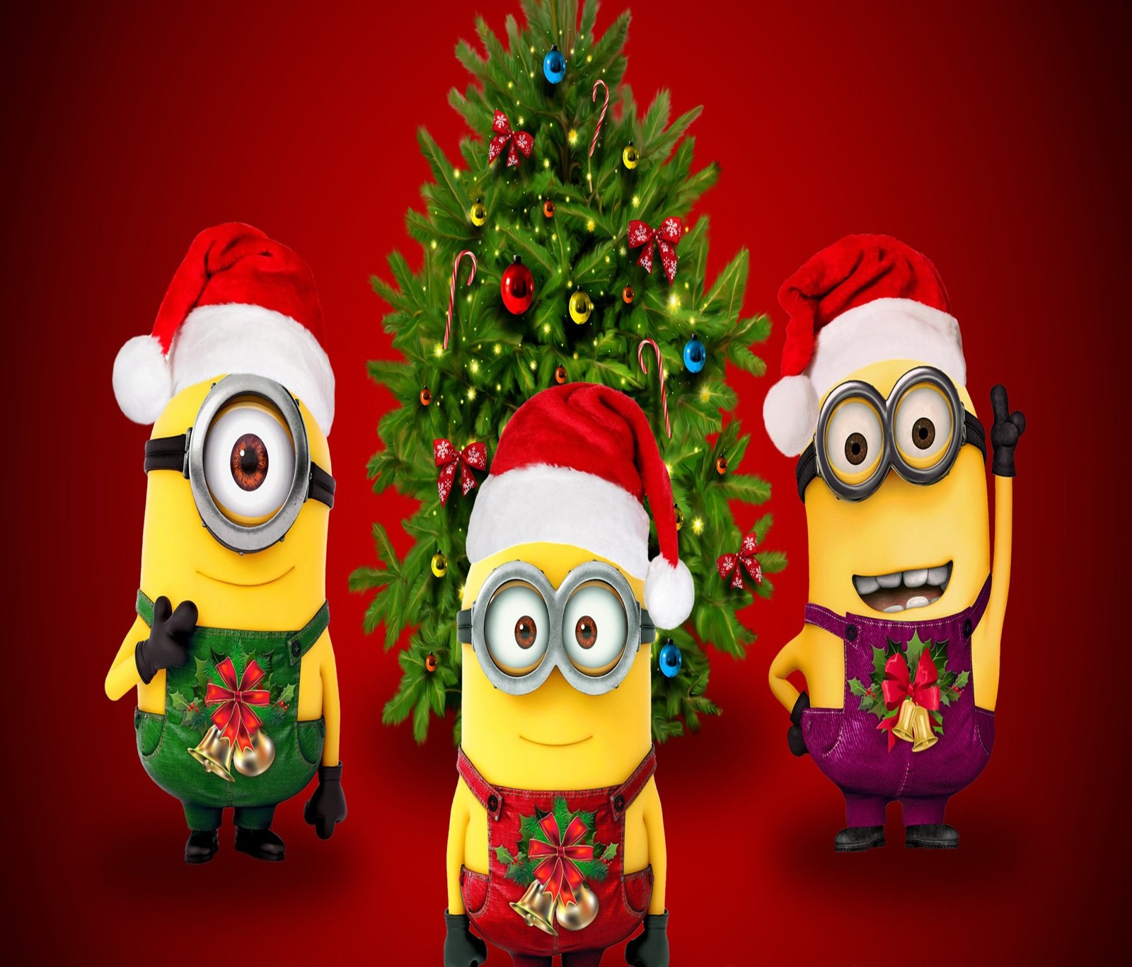 Trois minions en costumes de noël se tenant à côté d'un sapin de noël (noël, vacances, minions)