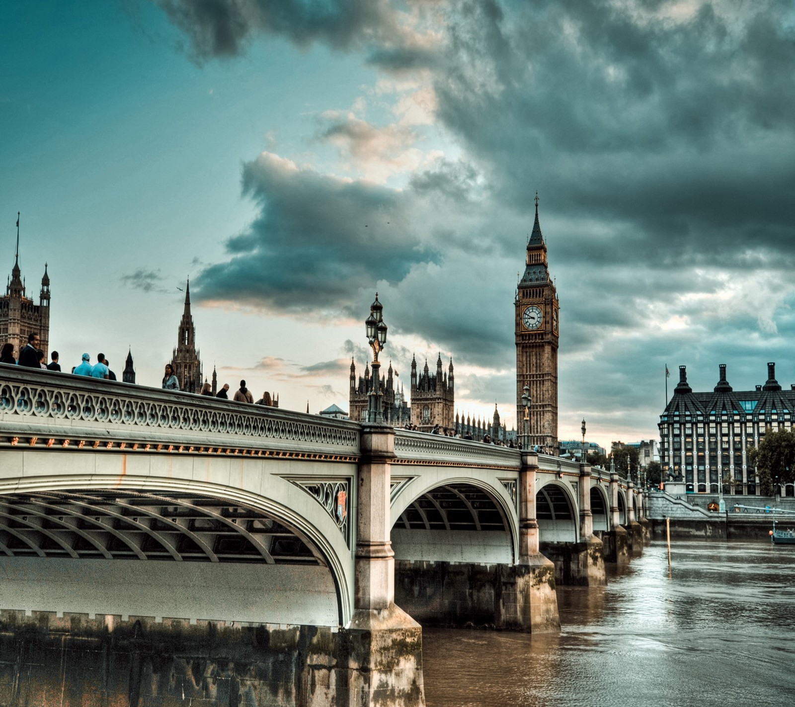 Vista de uma ponte com uma torre do relógio ao fundo (cidade, londres, london)