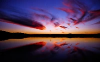 Reflejos vibrantes del crepúsculo sobre un lago sereno