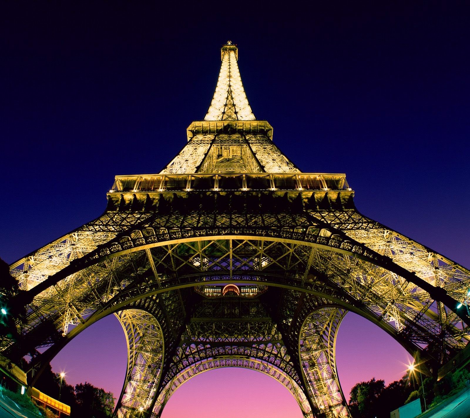 Vista da torre eiffel à noite com as luzes acesas (cidade, outro, paris)