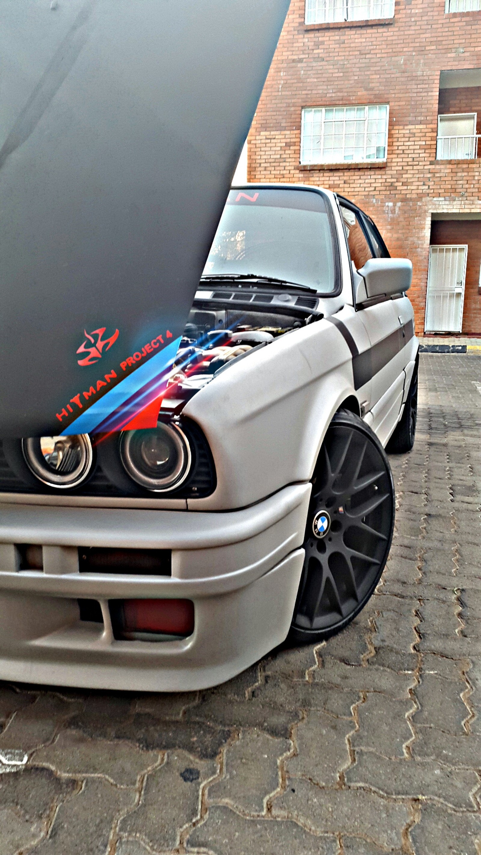 Hay un coche con el capó levantado y una capucha (325is, bmw, e30, hitman project 4)