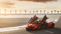 Atemberaubender roter McLaren P1 mit offenen Flügeltüren bei Sonnenuntergang