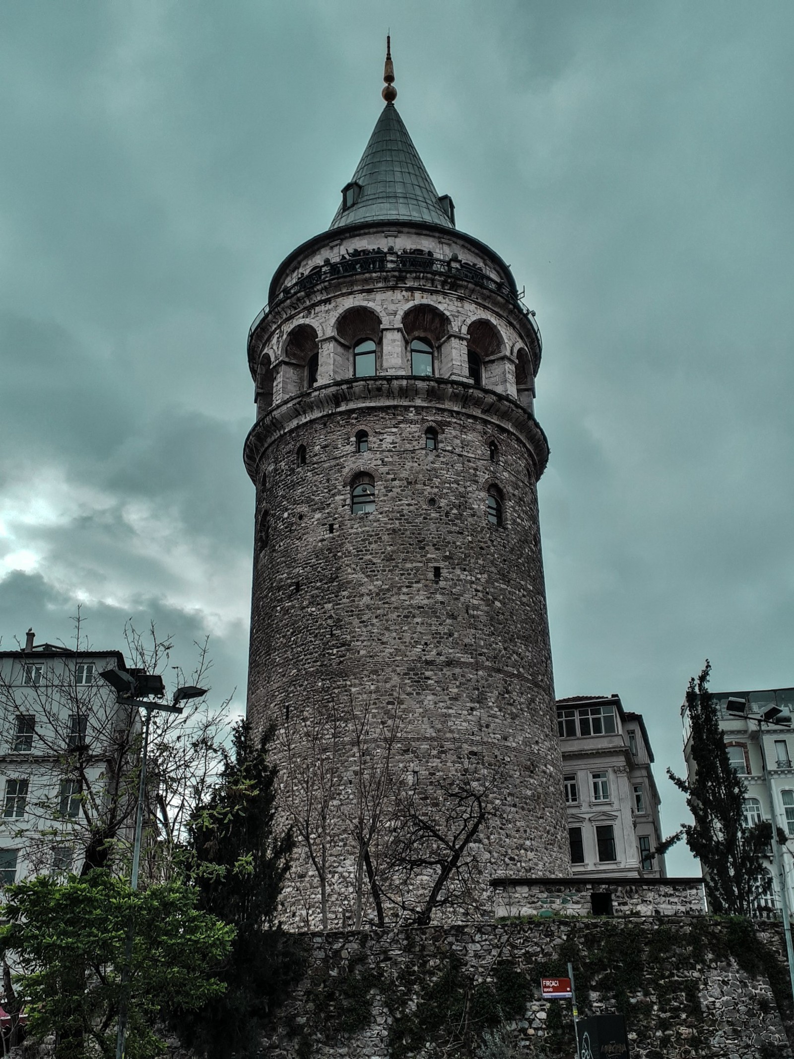 Luftaufnahme eines hohen turms mit einer uhr auf der spitze (burg, zukunft, galata, galataturm, istanbul)