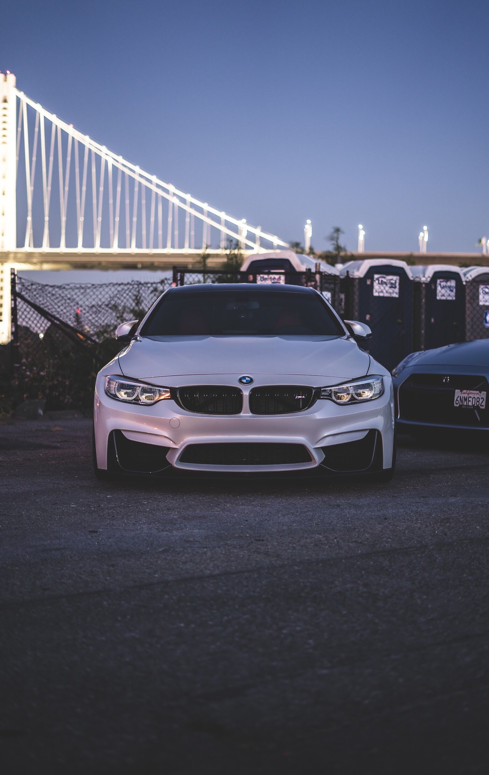 Coches bmw estacionados frente a un puente con un puente de fondo (otoño, bmw, coches, blanco)