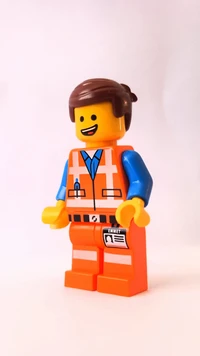 Emmet, la minifigura LEGO sonriente con atuendo de trabajador