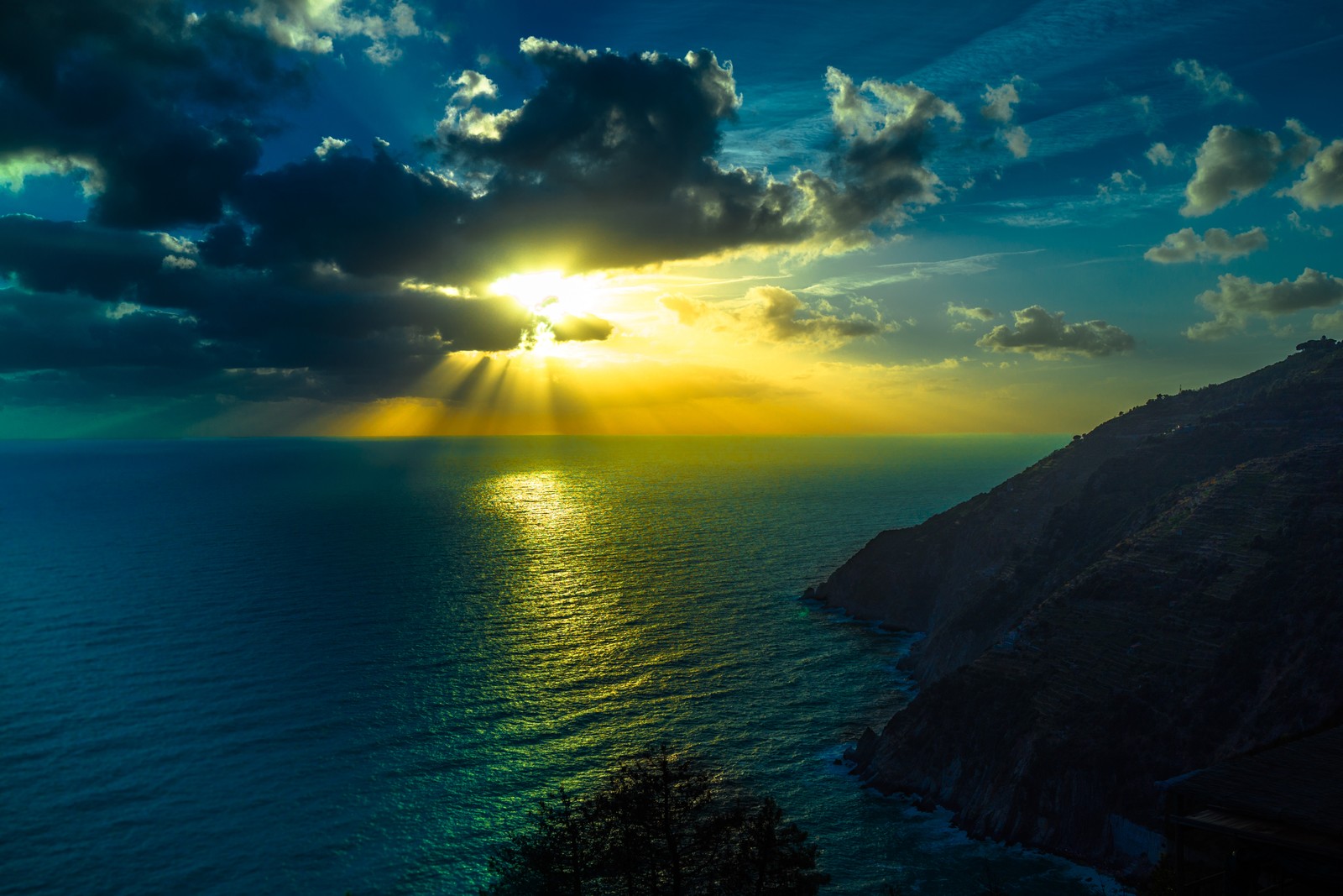 Vue du soleil se couchant sur l'océan avec des nuages (océan, mer, nature, horizon, eau)